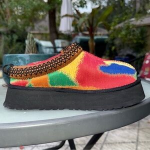 UGG TAZZ PRIDE POP
PLATFORM SHEARLING LINED
SLIPPERS Women’s 6